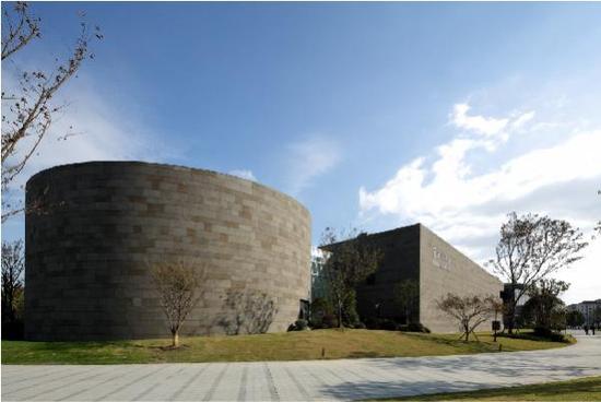 上海寶龍美術館開館兩大展覽探尋文脈，齊白石12開冊頁亮相