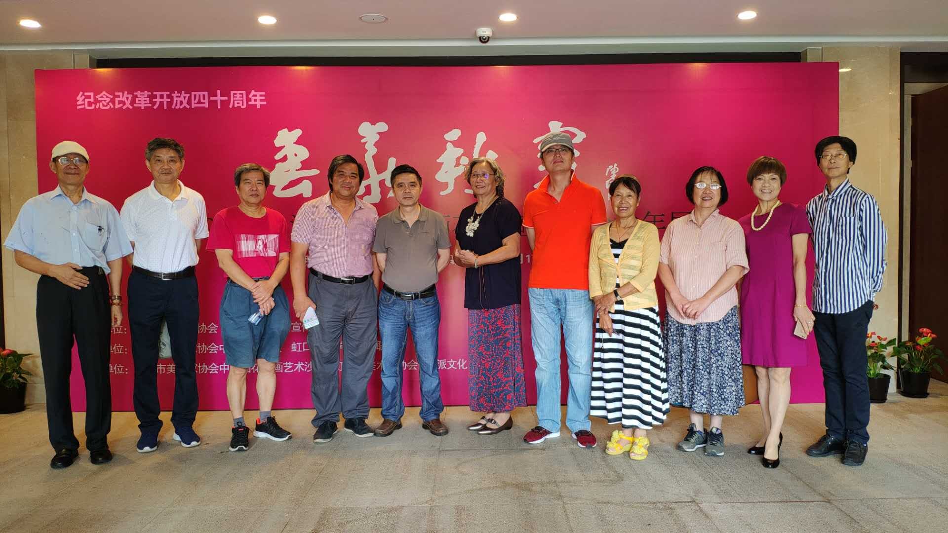 【中國(guó)美術(shù)家書法家藝術(shù)網(wǎng)】訊，著名畫家楊正新、夏建峰、孫忠民在“上海美協(xié)花鳥畫沙龍年度展”的第一天，現(xiàn)場(chǎng)筆會(huì)與觀眾交流